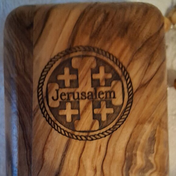 NIB Olive Wood Box holding 6MM Carved Olive Wood Rosary Beads Catholic Crucifix - Picture 3 of 4